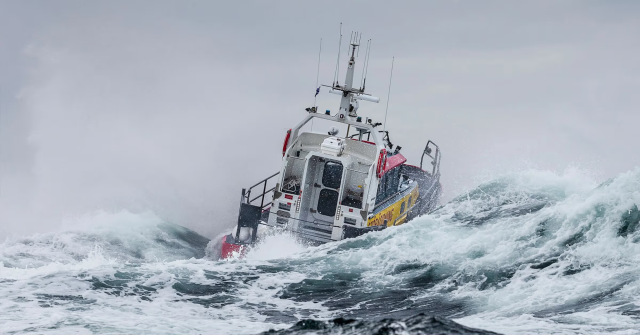 Fartyg i storm på havet.